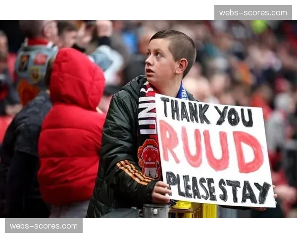 场边花絮：看台上小球迷举牌庆祝生日，获主场球队全体球员挥手致意