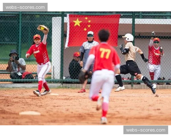 现场：中国女垒与澳大利亚女垒热身赛第三场，比赛因照明故障中断一小时