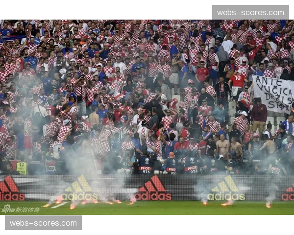 官方:因球迷向场内投掷杂物,莱比锡对阵门兴比赛中断五分钟 官方:因球迷向场内投掷杂物,莱比锡对阵门兴比赛中断五分钟