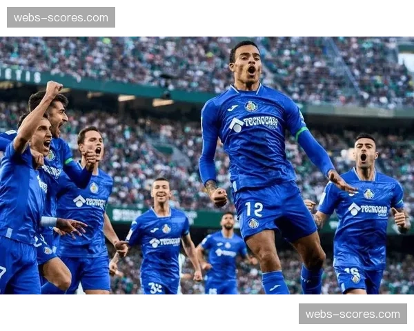 电讯报：曼联足球总监已飞赴马德里，洽谈中卫引援事宜