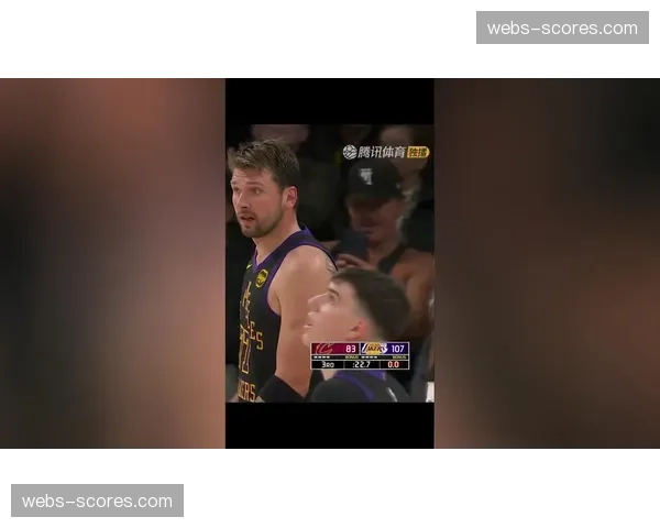 “转播镜头捕捉到东契奇向裁判抱怨战术犯规未吹，独行侠攻防转换节奏受阻”